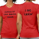 Schwester der Braut | I Do Crew name Red T-Shirt<br><div class="desc">Dieser Junggeselinnen-Abschied Tee ist für die Brautschwester. In tiefroter Farbe dargestellt. Um den Text zu bearbeiten,  klicken Sie auf die Schaltfläche Personalisieren. Denken Sie daran,  beide Seiten zu bearbeiten.</div>