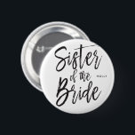 Schwester der Skript-Art-kundenspezifischen Button<br><div class="desc">Machen Sie die Schwester von den Brautgefühlextrakosten,  die mit personalisierten Knöpfen dieses speziellen individuellen Namens geschätzt werden.

Er kennzeichnet die Wörter "Schwester der Braut" in einem eleganten Skriptarttext. Unter dieses ist eine Stelle für ihren Namen oder Initialen.</div>