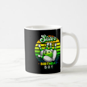 Schwester des Bowlings der Jungen, die zu den Lebz Kaffeetasse