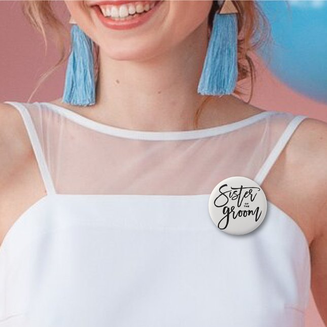 Schwester des Groom Brush-Hochzeitsstils Brautpart Button ('Sister of the Groom' Brush Script Calligraphy Wedding Rehearsal Pin Button @ fatfatin_blue_knot)