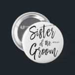 Schwester des Skript-Art-Hochzeits-Party des Button<br><div class="desc">Machen Sie die Schwester von den Bräutigamgefühlextrakosten,  die mit personalisierten Knöpfen dieses speziellen individuellen Namens geschätzt werden.

Er kennzeichnet die Wörter "Schwester des Bräutigams" in einem eleganten Skripttext.</div>