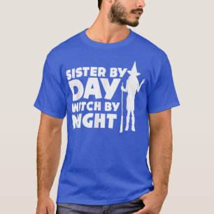 Schwester nach Tag Hexe nach Nacht Halloween-Party T-Shirt