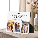 Schwestern 3 Foto Collage Familie Sake Geschenk ha Fotoplatte<br><div class="desc">Feiern Sie die Schwesternschaft mit der Sisters 3 Foto Collage Keepake Geschenkplatte. Diese personalisierte Tafel besticht durch eine wunderschön gestaltete Collage aus drei hochgeschätzten Fotos, die unvergessliche Momente vereint. Es ist aus hochwertigen Materialien gefertigt und eignet sich ideal für die Darstellung auf einem Schreibtisch, Regal oder Wand. Das herzliche Design...</div>