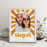 Schwestern | Boho Retro Sun und Foto Poster<br><div class="desc">Dieses trendige und bohobige Poster mit orangefarbenem Retrotext,  der "Schwestern" sagt,  und einer Vintagen Grafik der Sonnenstrahlen hinter dem Foto,  in Orange- und Gelbtönen auf weißem Hintergrund.</div>