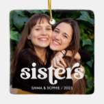 Schwestern | Boho Text Overlay mit zwei Fotos Keramikornament<br><div class="desc">Dieses schlichte und stilvolle Weihnachtsschmuck zeigt zwei Ihrer persönlichen Fotos,  zusammen mit dem Wort "Schwestern" in der boho weißen modernen Typografie.</div>