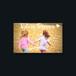 Schwestern für immer Fotovorlage Wrapped Canvas Ar Leinwanddruck<br><div class="desc">Laden Sie Ihr eigenes Foto hoch, um dieses einmalige Stück zu kreieren! Perfektes Geschenk für diese besondere Schwester in Ihrem Leben. Dieses Design entstand durch digitale Kunst und kann in dem Bereich personalisiert sein, der durch das Ändern des Fotos und/oder Textes zur Verfügung gestellt wird. Oder Sie können es anpassen,...</div>