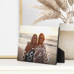 Schwestern | Horizontales Skriptüberlagertes Foto Fotoplatte<br><div class="desc">Behalt eine ständige Erinnerung Ihrer wichtigsten Priorität in der Nähe mit dieser Foto-Plakette für die süße Familie. Fügen Sie ein beliebtes horizontales oder landschaftsorientiertes Foto hinzu,  wobei "Schwestern" in weißen handgeschriebenen Schriftzeichen überlagert sind.</div>