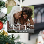 Schwestern machen Foto für die besten Freunde Ornament Aus Metall<br><div class="desc">Einfache Schwester bewahrt vollen Foto Weihnachtsschmuck. Mit einem Foto von Ihnen und Ihrer Schwester,  den Text "SISTERS machen die besten Freunde" in eleganter weißer Typografie,  Namen der Geschwister.</div>