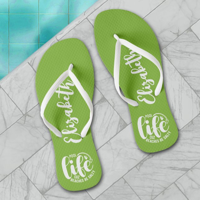 Schwimmbeckenlebenslängen grün flip flops (Personalized "Pool life cuz beaches be salty" graphic on lime flip flops, women, men and kids)