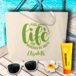 Schwimmbeckenlebenslängen grün jumbo stoffbeutel<br><div class="desc">Machen Sie eine Aussage oder geben Sie als lustiges Geschenk,  diese natürliche Farbe Tote Tasche mit Ihrem Namen und "Pool Life cuz Strände salzig" in chic limig grünen Buchstaben. PASSENDE Artikel in unserer Sammlung.</div>