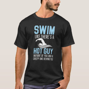 Schwimmen, als ob es einen heißen Typ gibt, der im T-Shirt