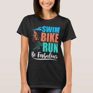 Schwimmen, Fahrrad, laufen, vorzüglich sein T-Shirt