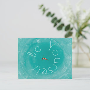 Schwimmen im blauen Ozean personalisierte Postkarte