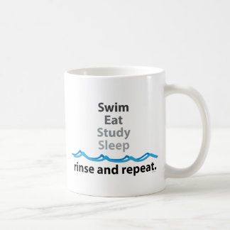 Schwimmen, isst, studiert, schläft… Spülen und Tasse