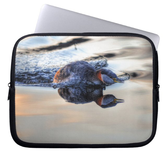 Schwimmen Jagd Rothneckke Grebe Wildlife Foto Laptopschutzhülle (Vorderseite)