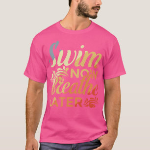 Schwimmen jetzt atmen später im Retrostil T-Shirt