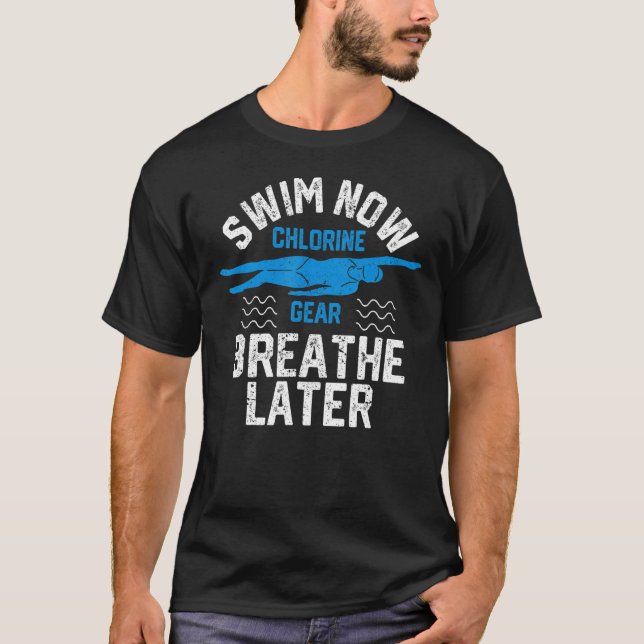 Schwimmen jetzt Chlorgestänge atmen später Schwimm T-Shirt (Vorderseite)