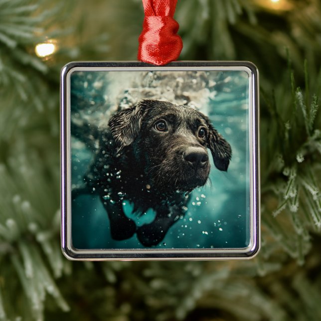 Schwimmen Labrador Puppy Underwater Design Ornament Aus Metall (Baum)