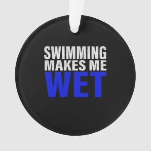 Schwimmen macht mich zum langen T - Shirt Ornament