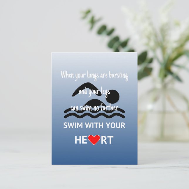 Schwimmen mit Ihrem Herzen inspirierend Postkarte (Stehend Vorderseite)