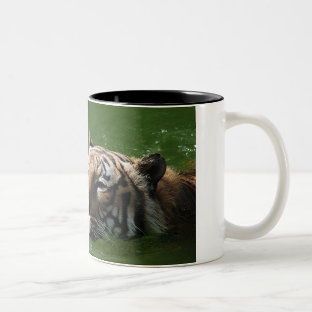 Schwimmen-Tiger-Tasse Zweifarbige Tasse (Rechts)
