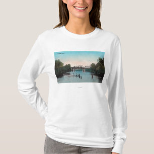 Schwimmen und Bootfahrt im Winters See T-Shirt