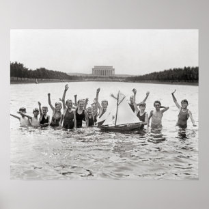 Schwimmende Jungen, 1926. Vintage-Foto Poster