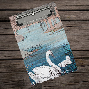 Schwimmende Mutter Weißer Schwan im See mit Baby Mini Klemmbrett