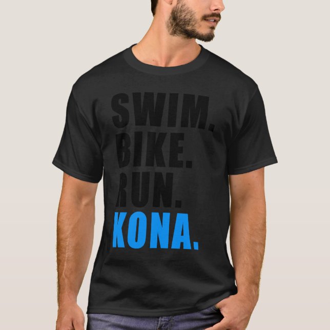 SCHWIMMENDE RUNNING KONA 2023 TRIATHLETE MENS T-Shirt (Vorderseite)