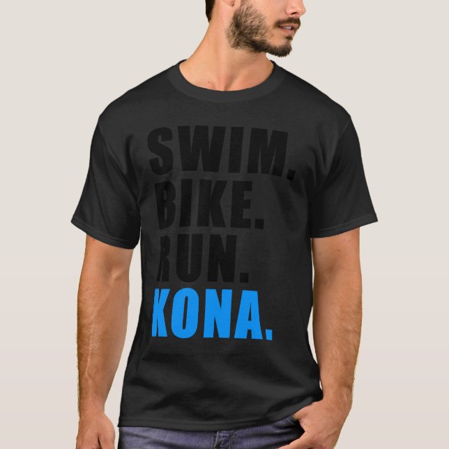 SCHWIMMENDE RUNNING KONA 2023 TRIATHLETE MENS T-Shirt (Vorderseite)
