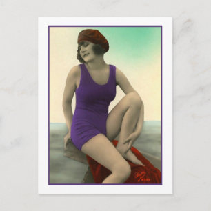 Schwimmende Schönheit in tief violettem Badeanzug Postkarte