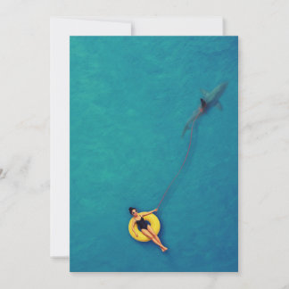 Schwimmer führt einen Hai im Ozean spazieren Dankeskarte