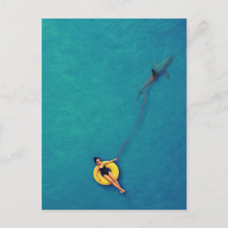 Schwimmer führt einen Hai im Ozean spazieren Postkarte
