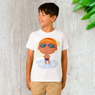 Schwimmerjunge mit Schwimmbrille und Schwimmanzug T-Shirt