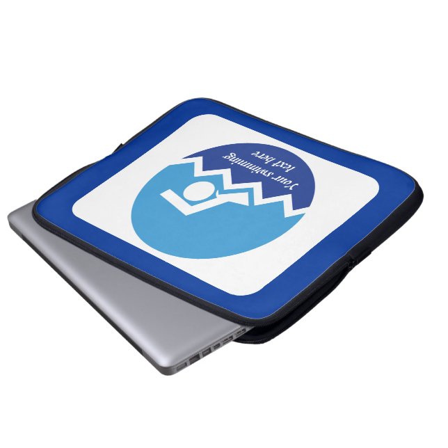 Schwimmgeschenke, Schwimmer auf einem blauen Kreis Laptopschutzhülle (Vorne Knopf)