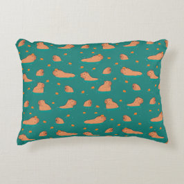 Schwimmkapybaras mit orangefarbenen dekokissen