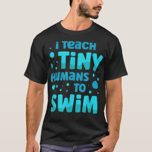 Schwimmlehrerin ich winzige Menschen beim Schwimme T-Shirt