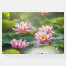 Schwimmrosa Lotus und Lily Pads im Teich Gästebuch