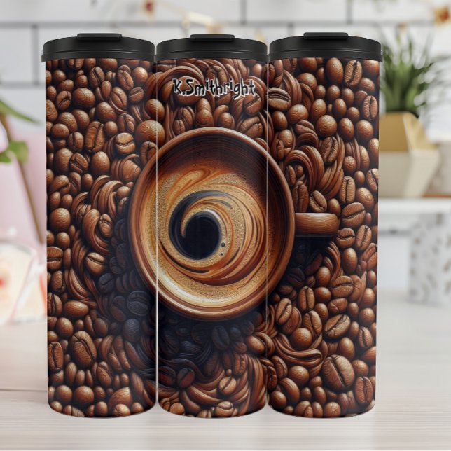 Schwirbelfreier Kaffee umgeben von Bohnen Thermosbecher (Von Creator hochgeladen)