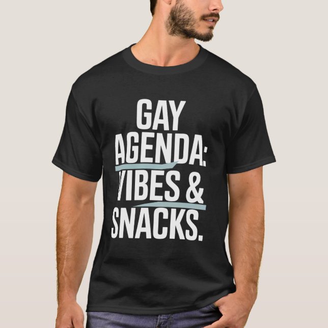 Schwule Agenda Vibes & Snacks Statement Art T-Shirt (Vorderseite)