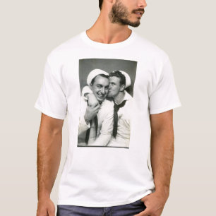 Schwule Matrosen küssen sich - Navy DADT Vintage T-Shirt
