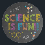 Science Birthday Party | Wissenschaft ist Spaß Runder Aufkleber<br><div class="desc">Science Birthday Party | Science is Fun Sticker - Dieser Aufkleber ist Teil unserer phantastischen Wissenschaftsgeburtskollektion. Ein phantastischer Science Party Aufkleber zum Dekorieren für Ihr super Science Party. Nimm deinen Labrador Mantel und begleite uns für einen Sprung!!</div>