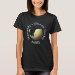 Science Black Blue Red Mars Terforming Space Art T-Shirt<br><div class="desc">Sie werden diesen klassischen Women's Basic T - Shirt mit dieser Liebe aus dieser Welt Terra-geformte Mars-Karte in hypsometrischen Farben. Eine terra-geformte Mars-Karte in hypsometrischen Farben basierend auf Mola-Daten. Der blaue Teil ist der neue Ozean auf den Mars. Und wie wir wissen, ist die Küste oft das beste echte Anwesen....</div>