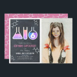 Science Experiment Chalkboard Girl Foto Geburtstag Einladung<br><div class="desc">Dieses coole "Geburtstagsexperiment" zum naturwissenschaftlichen Geburtstagsfest lädt Mädchen mit einem Chalkboard/Blackboard-Hintergrund mit Flaschen und einem Reagenzglas gerahmt durch eine weiße Grenze ein. Die Rückseite weist einen rosa Hintergrund mit Molekülmustern auf. Personalisieren Sie Ihre Bedürfnisse. In meinem Geschäft finden Sie passende Produkte.</div>