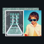 Science Experiment Flask Chalkboard Foto Geburtsta Einladung<br><div class="desc">Dieses coole "schnappen Sie sich Ihren Labrador Mantel" Party-Geburtstagsexperiment-Foto-Einladung mit einem Kalkboard / Tafel Hintergrund mit einem Kolben gerahmt durch eine weiße Grenze. Die Rückseite weist einen aquamarinen Hintergrund mit Molekülmustern auf. Personalisieren Sie Ihre Bedürfnisse. In meinem Geschäft finden Sie passende Produkte.</div>
