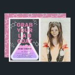 Science Flask Chalkboard Girl Pink Foto Geburtstag Einladung<br><div class="desc">Dieses coole "schnappen Sie sich Ihren Labrador Mantel" Party Geburtstagsexperiment -Foto Einladung für Mädchen mit einem Schalkbrett / Tafel Hintergrund mit einem Kolben gerahmt durch eine weiße Grenze. Die Rückseite weist einen rosa Hintergrund mit Molekülmustern auf. Personalisieren Sie Ihre Bedürfnisse. In meinem Geschäft finden Sie passende Produkte.</div>