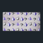 Science Geek Geometry Math Pyramid Muster Schreibtischunterlage<br><div class="desc">Dieses Science Geek Geometry Math Pyramid Pattern Desk Mat ist das perfekte Zubehör für alle Mathe-Fans und Wissenschaftsfreaks! Diese sorgfältig entworfene Tischmatte verbindet die Eleganz der Geometrie mit dem Reiz der Pyramiden und schafft so ein faszinierendes und lehrreiches visuelles Erlebnis. Diese Schreibtischmatte ist mit einem coolen, von Hand gezeichneten Pyramidenmuster...</div>