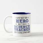 Science Teacher Hero Spaß Novelty Zweifarbige Tasse<br><div class="desc">Ich bin vielleicht kein Held,  aber ich bin ein Wissenschaftslehrer,  der so nah genug humorvolle Wortkunst in Sans-Serif und doodle Cross-Luch-Schriftart zeigt,  wie er in schwarz und dunkelkönigblau mit zwei bedrückten Akzent-Sternen schrieb.</div>