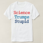 Science Trumps Stupid - Anti-Präsident Trump T-Shirt<br><div class="desc">Präsident Trump Liebe, seine ignoranten und oberflächlichen Ansichten mit jeder Rede zu teilen und zu versprechen, Amerika wieder groß zu machen, einschließlich der Leugnung des vom Menschen verursachten Klimawandels, der seine Regierung höchstwahrscheinlich dazu führen wird, das zu zerstören, was von diesem wunderschönen Planeten in ihrer Jagd nach dem allmächtigen Dollar...</div>