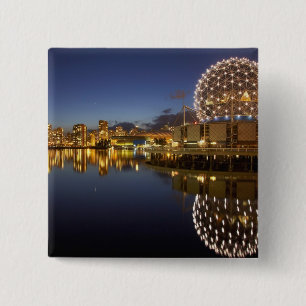 Science World und CBD spiegeln sich in False Creek Button